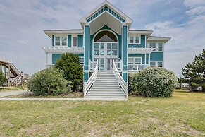 Grand Seaside Escape w/ Direct Beach Access!