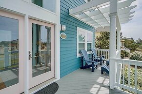 Grand Seaside Escape w/ Direct Beach Access!