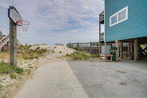 Grand Seaside Escape w/ Direct Beach Access!