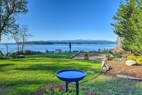 Mid-century Cabin w/ Deck & Puget Sound Vistas!