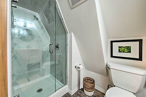 Mid-century Cabin w/ Deck & Puget Sound Vistas!