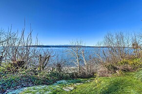 Mid-century Cabin w/ Deck & Puget Sound Vistas!