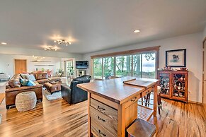 Mid-century Cabin w/ Deck & Puget Sound Vistas!