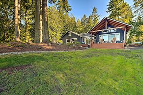 Mid-century Cabin w/ Deck & Puget Sound Vistas!