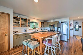 Mid-century Cabin w/ Deck & Puget Sound Vistas!