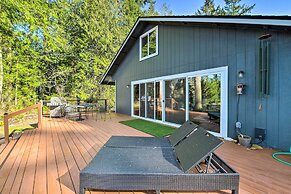 Mid-century Cabin w/ Deck & Puget Sound Vistas!