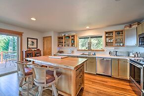 Mid-century Cabin w/ Deck & Puget Sound Vistas!