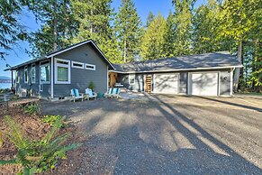 Mid-century Cabin w/ Deck & Puget Sound Vistas!