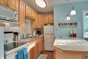 Condo w/ Community Pool - Walk to Madeira Beach!