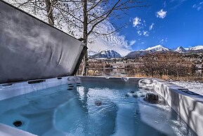 Silverthorne Waterfront Home: Hot Tub & Mtn View!