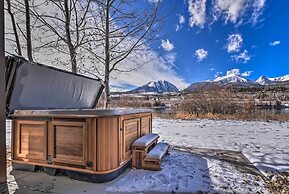 Silverthorne Waterfront Home: Hot Tub & Mtn View!