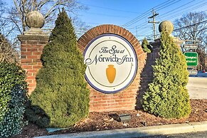 Lovely Norwich Villa, On Golf Course w/ Amenities!