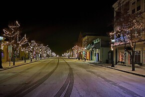 Stylish Dog-friendly Bungalow: Steps to Elk Lake