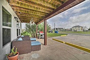 Rockport Bayfront Studio w/ Patio: 'casa Familia'
