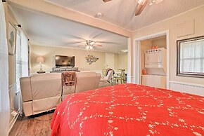 Rockport Bayfront Studio w/ Patio: 'casa Familia'