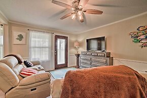 Rockport Bayfront Studio w/ Patio: 'casa Familia'