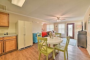 Rockport Bayfront Studio w/ Patio: 'casa Familia'