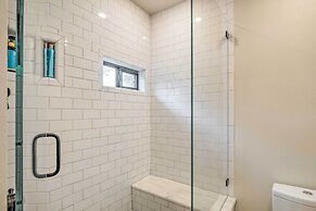 Horseshoe Bay Townhome w/ Patio & Outdoor Pool!