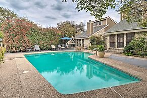 Horseshoe Bay Townhome w/ Patio & Outdoor Pool!