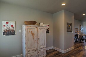 Cozy Home Blocks to Georgetown Square & SU!