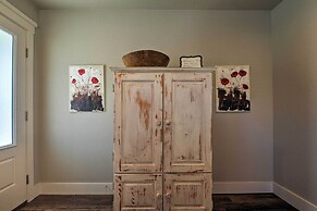 Cozy Home Blocks to Georgetown Square & SU!