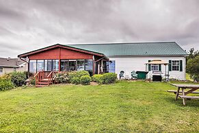 Lyndonville Home w/ Fire Pit, Screened Patio & A/C