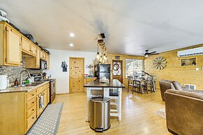 Peaceful Strawberry Cabin: Fire Pit & Hot Tub
