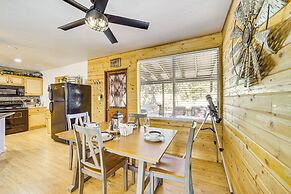 Peaceful Strawberry Cabin: Fire Pit & Hot Tub