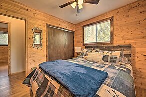 Peaceful Strawberry Cabin: Fire Pit & Hot Tub