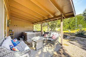 Peaceful Strawberry Cabin: Fire Pit & Hot Tub