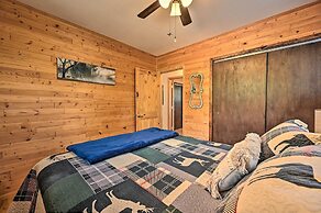 Peaceful Strawberry Cabin: Fire Pit & Hot Tub