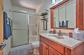 Peaceful Strawberry Cabin: Fire Pit & Hot Tub