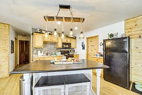 Peaceful Strawberry Cabin: Fire Pit & Hot Tub