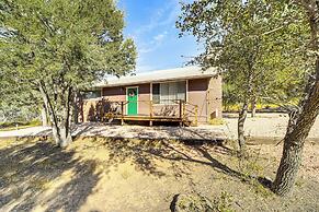 Peaceful Strawberry Cabin: Fire Pit & Hot Tub