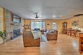Peaceful Strawberry Cabin: Fire Pit & Hot Tub
