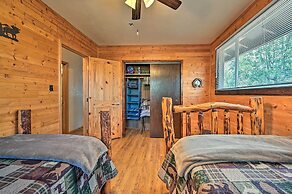 Peaceful Strawberry Cabin: Fire Pit & Hot Tub