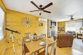 Peaceful Strawberry Cabin: Fire Pit & Hot Tub