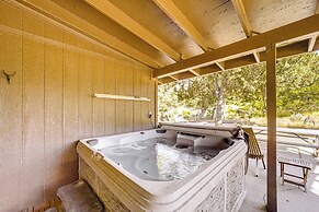 Peaceful Strawberry Cabin: Fire Pit & Hot Tub