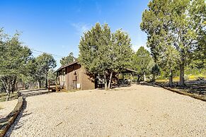 Peaceful Strawberry Cabin: Fire Pit & Hot Tub
