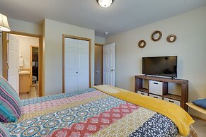 Pet-friendly Townhome w/ Hot Tub in Redmond!
