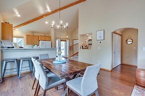 Pet-friendly Townhome w/ Hot Tub in Redmond!