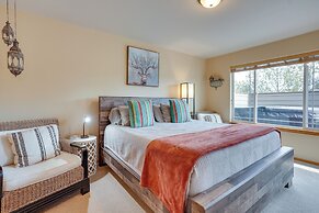 Pet-friendly Townhome w/ Hot Tub in Redmond!