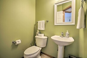 Pet-friendly Townhome w/ Hot Tub in Redmond!