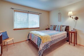 Pet-friendly Townhome w/ Hot Tub in Redmond!