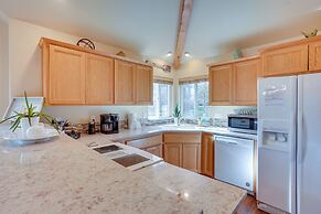 Pet-friendly Townhome w/ Hot Tub in Redmond!