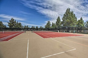 Pet-friendly Townhome w/ Hot Tub in Redmond!