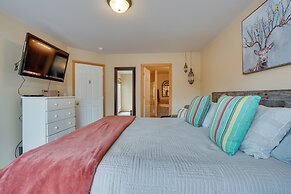 Pet-friendly Townhome w/ Hot Tub in Redmond!