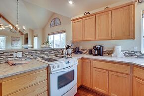 Pet-friendly Townhome w/ Hot Tub in Redmond!