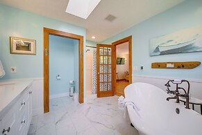 Near Golf Courses: Family Home in Bellaire