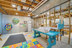 Near Golf Courses: Family Home in Bellaire